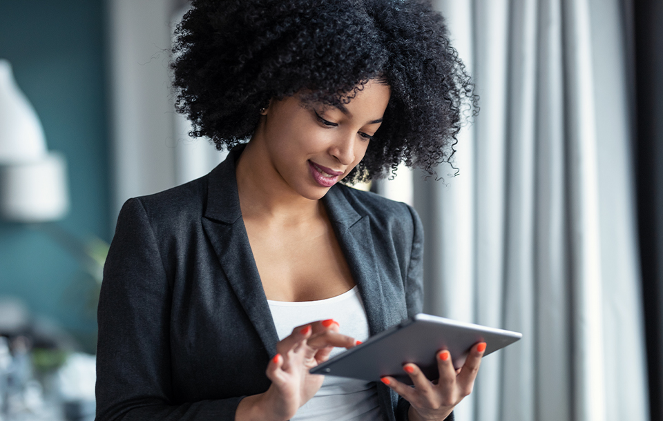Woman with afro holding an ipad