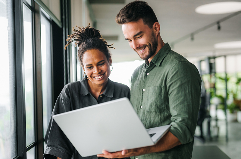 Your Oracle licence exposure does not have to be complex Two colleagues sharing a document