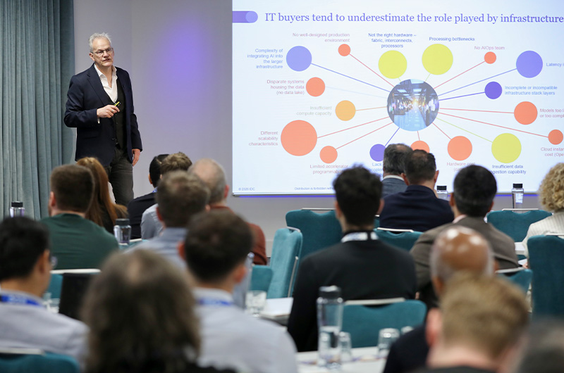 Digital Workplace expert presenting during a seminar