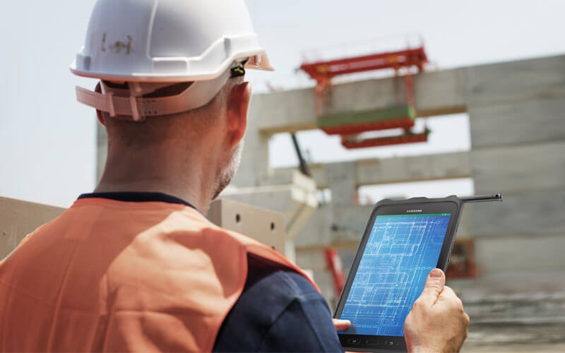 Construction worker using Samsung tablets