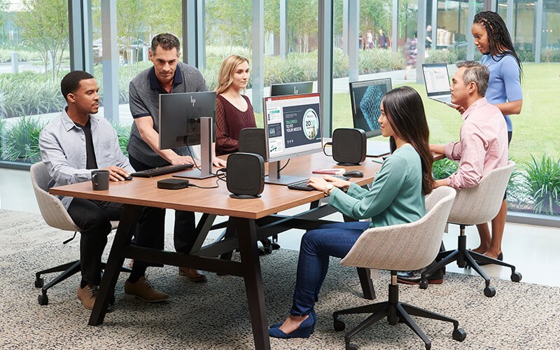hp-mulitple-devices-desktop-thin-clinets-laptops-in-office-lifestyle