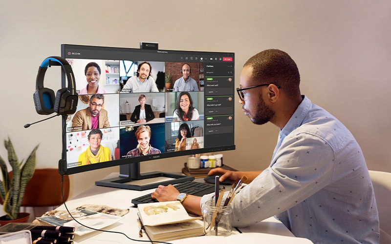Simplify your connections Man in checked shirt using a Philips display