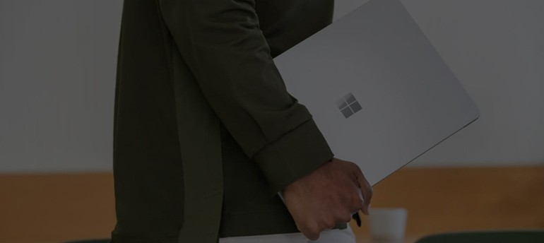 Tekening van een laptop en cloudapplicaties