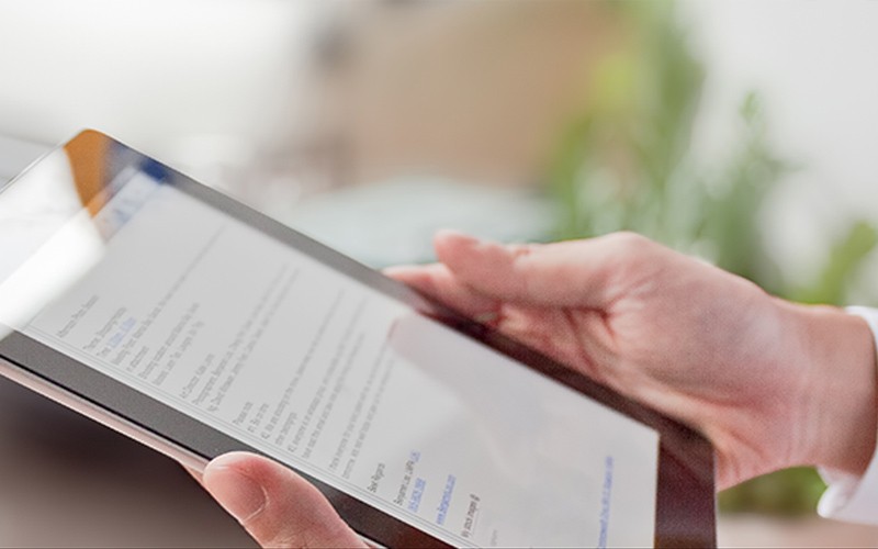 Man holding a tablet with an anti-glare filter