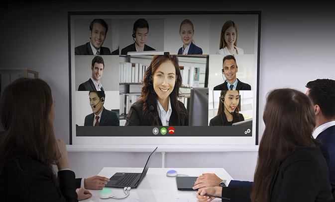 Explore the range of Chromebooks to suit your business People in a meeting watching the Acer Projector