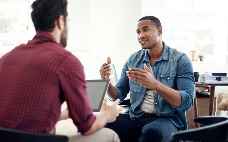 Cisco Enterprise Agreement Young men having a discussion over a laptop