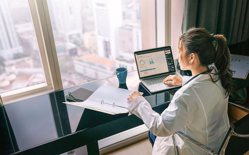 Cisco Secure Endpoint Woman working on a laptop