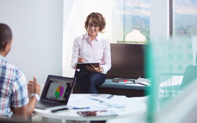 cisco-two-users-collaborating-using-webex-teams-lifestyle