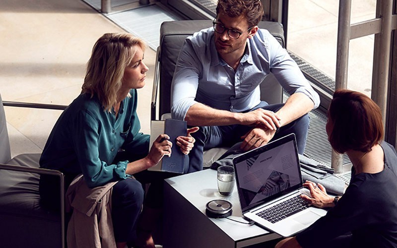 Epos Expand 20 Professional colleagues using epos expand 20 for a conference