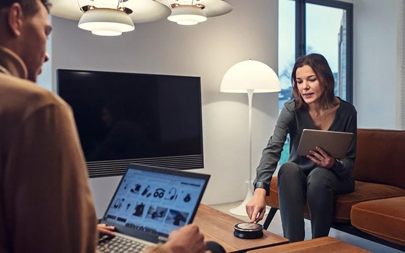 Enjoy instant conferencing anywhere Two people in a room using an Expand 30 on a call