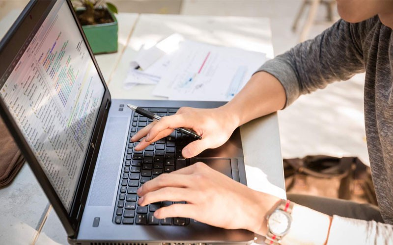 HPE wireless and network support Employee working on HPE laptop device