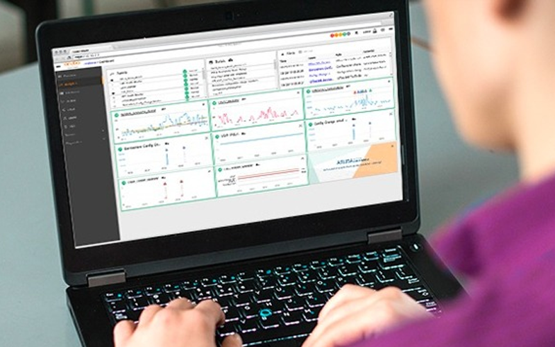 HPE networking IT employee working in HPE server room