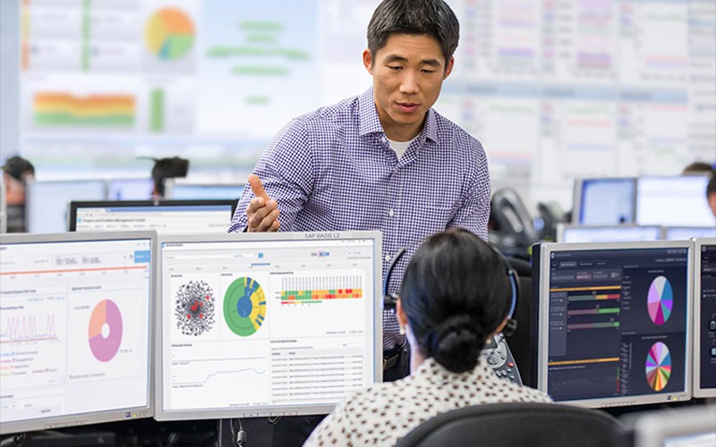 Resilient solutions from HPE Two colleagues working in an open office