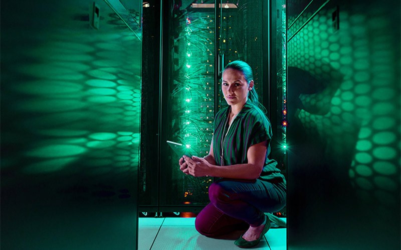 Intelligently simply solutions from HPE Woman using a tablet in a data centre