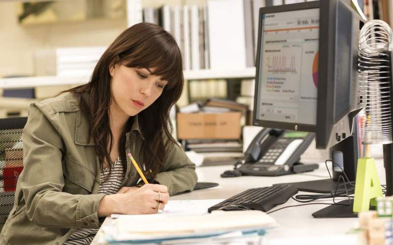 HPE infrastructure and storage management solutions Woman managing in office space using desktop and management software