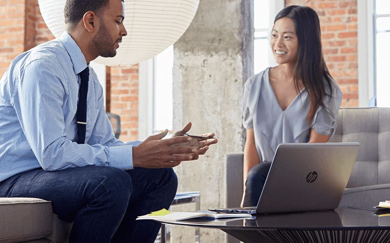 Support your users with HP Two colleagues using a HP notebook in a meeting
