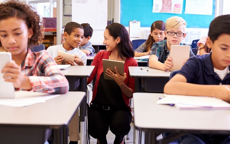 Intel solutions for educators Teacher and students using technology