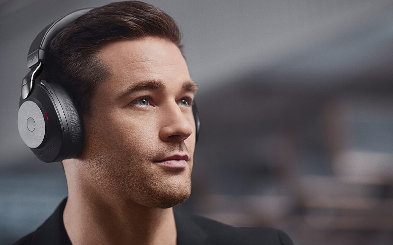 Man using the Evolve on the go