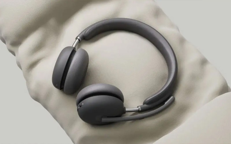 Logitech Brio 305 Logitech Brio 305 mounted on a monitor