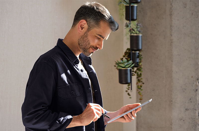 microsoft-surface-man-on-surface-device microsoft-surface-man-on-surface-device