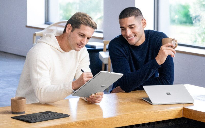microsoft-surface-pro-keyboard-and-laptop-workers-in-office-sharing-ideas-800x500 microsoft-surface-pro-keyboard-and-laptop-workers-in-office-sharing-ideas-800x500