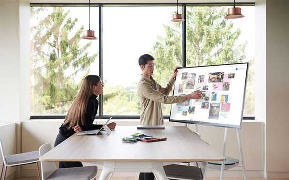 Surface Hub 2S Surface Hub 2S in meeting use