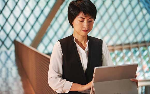 Microsoft solutions for state and local government offer a full suite Woman working on a Surfac e device