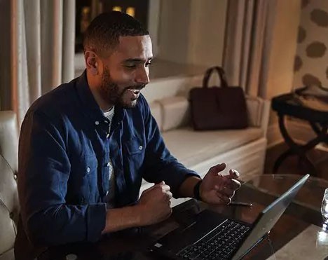 Mid-size business employee using Microsoft 365 Mid-size business employee using Microsoft 365