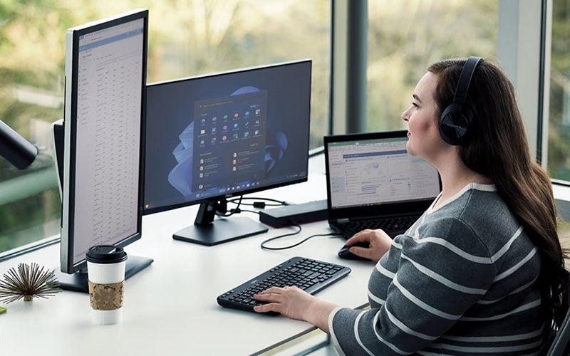 microsoft-windows11-woman-working-on-laptop microsoft-windows11-woman-working-on-laptop