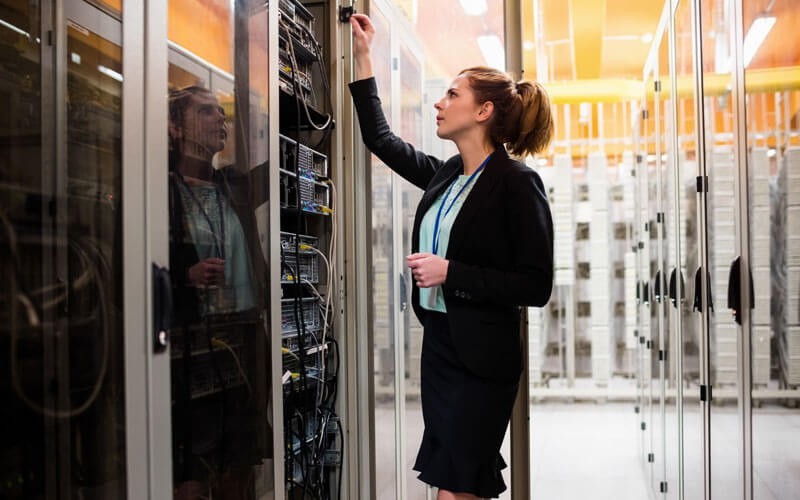 NetApp Metrocluster Woman in server room