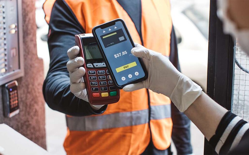 2394330-vmware-image-4 Man in high vis jacket using point of sale